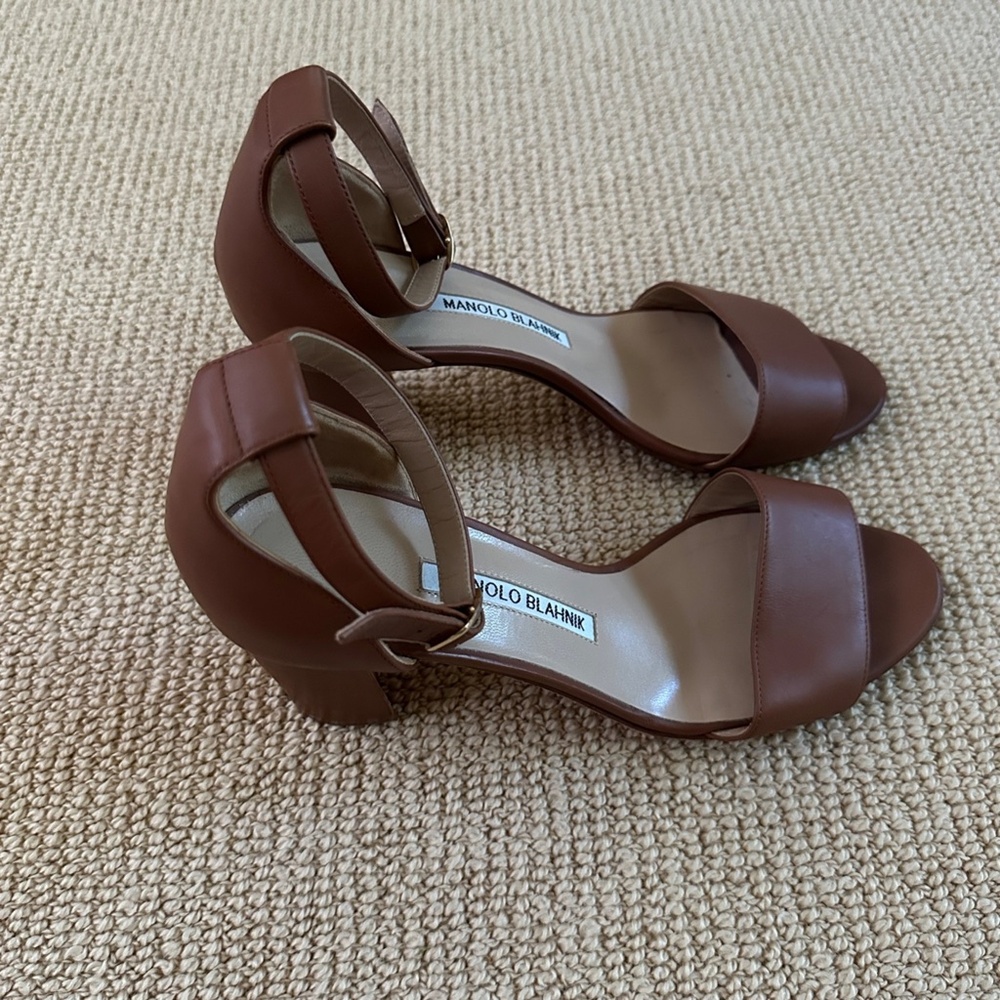 Manolo Blahnik Leather Pumps, Size 37 - Picture 5 of 7
